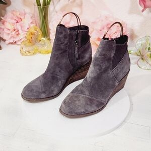 TOMS Women's Sadie Pavement Grey Suede Size 7.5 Ortholite Wedge Heel